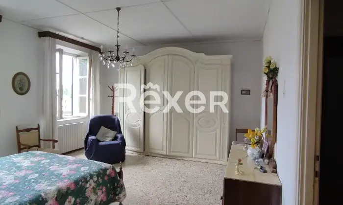 Rexer-Capannori-Porzione-centrale-di-casale-con-due-appartamenti-garage-e-mq-di-terreno-Altro