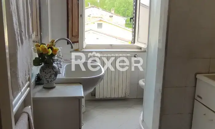 Rexer-Capannori-Porzione-centrale-di-casale-con-due-appartamenti-garage-e-mq-di-terreno-Altro