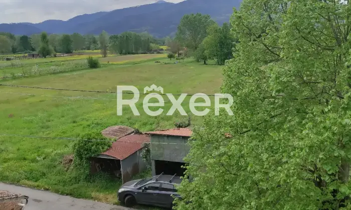 Rexer-Capannori-Porzione-centrale-di-casale-con-due-appartamenti-garage-e-mq-di-terreno-Altro