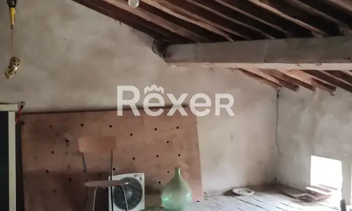 Rexer-Capannori-Porzione-centrale-di-casale-con-due-appartamenti-garage-e-mq-di-terreno-Altro