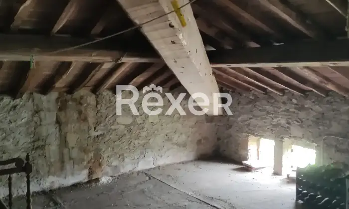 Rexer-Capannori-Porzione-centrale-di-casale-con-due-appartamenti-garage-e-mq-di-terreno-Altro