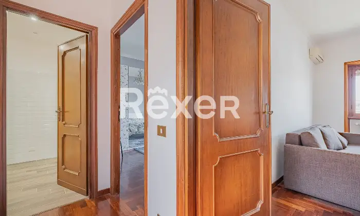 Rexer-Roma-Attico-ampia-metratura-con-posto-auto-Altro