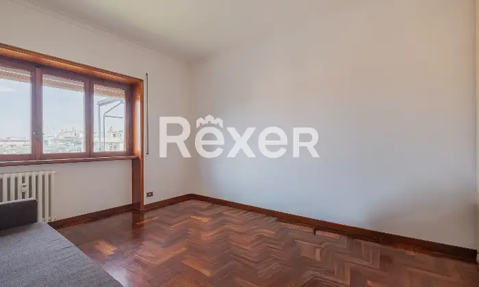 Rexer-Roma-Attico-ampia-metratura-con-posto-auto-Altro