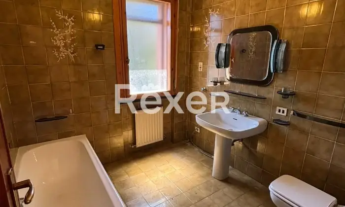 Rexer-Savona-Ampia-metratura-con-terrazza-pauto-e-cantina-Altro