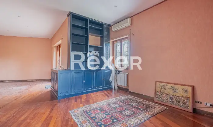 Rexer-Mostacciano-Appartamento-di-Mq-con-tripla-esposizione-box-e-cantina-Altro