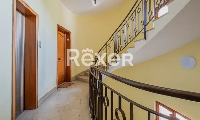 Rexer-Mostacciano-Appartamento-di-Mq-con-tripla-esposizione-box-e-cantina-Altro