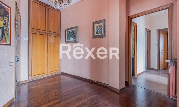 Rexer-Mostacciano-Appartamento-di-Mq-con-tripla-esposizione-box-e-cantina-Altro