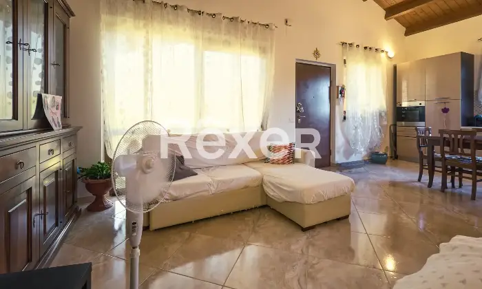 Rexer-Ari-VILLETTA-INDIPENDENTE-CON-TERRENO-DI-MQ-E-CANTINA-Altro