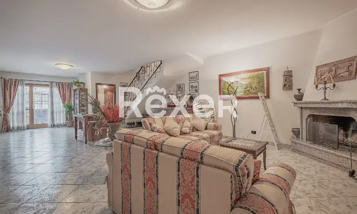 Rexer-Marco-Simone-Villa-a-schiera-con-box-auto-Altro