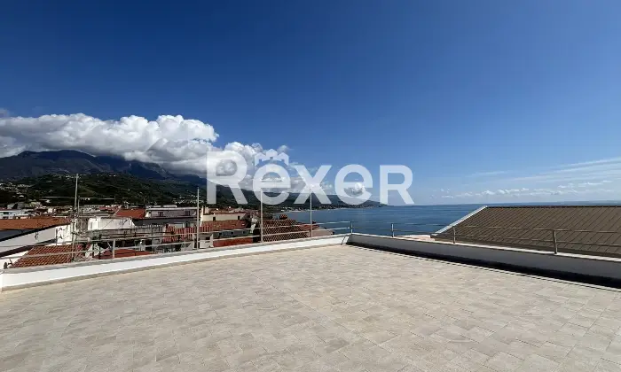 Rexer-Diamante-Ampio-e-panoramico-appartamento-con-sovrastante-terrazzo-da-mq-Terrazzo