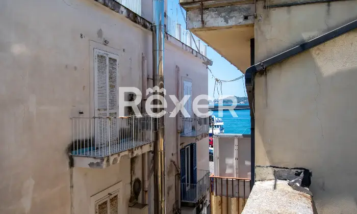 Rexer-Pozzuoli-Terracielo-indipendente-con-terrazzo-nel-cuore-del-Porto-di-Pozzuoli-Altro