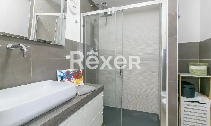 Rexer-Roma-Appartamento-ristrutturato-con-terrazzo-e-posto-auto-Altro