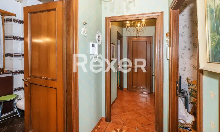 Rexer-Roma-Appartamento-piano-alto-con-box-auto-Altro