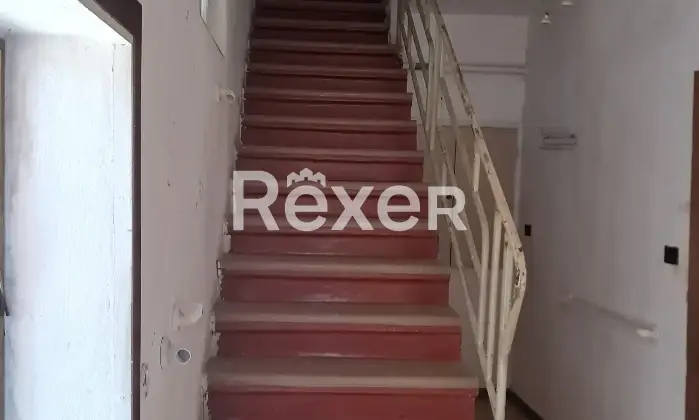 Rexer-Borgo-Virgilio-BIFAMILIARE-DI-AMPIA-METRATURA-DA-RISTRUTTURARE-Scala