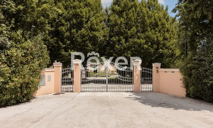 Rexer-Ferrara-Casale-di-Prestigio-con-Piscina-e-Parco-Privato-Altro