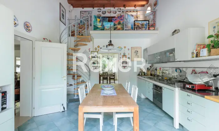 Rexer-Ferrara-Casale-di-Prestigio-con-Piscina-e-Parco-Privato-Altro