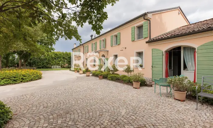 Rexer-Ferrara-Casale-di-Prestigio-con-Piscina-e-Parco-Privato-Altro