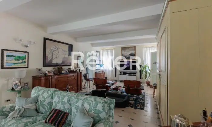 Rexer-Ferrara-Casale-di-Prestigio-con-Piscina-e-Parco-Privato-Altro