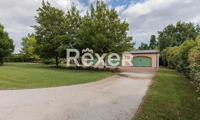 Rexer-Ferrara-Casale-di-Prestigio-con-Piscina-e-Parco-Privato-Altro