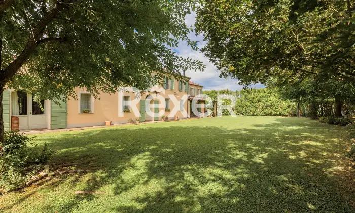 Rexer-Ferrara-Casale-di-Prestigio-con-Piscina-e-Parco-Privato-Altro