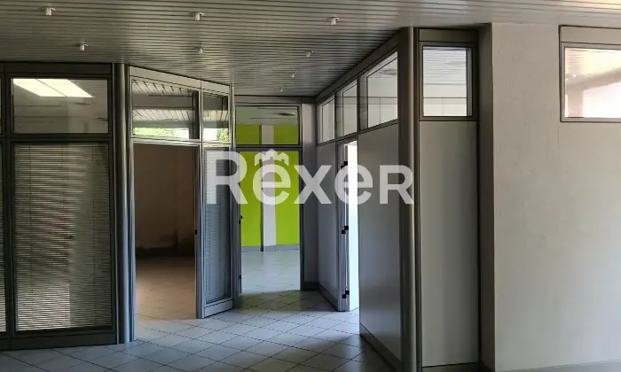 Rexer-Borgomanero-Ampio-locale-commerciale-con-box-auto-e-corte-privata-nel-cuore-di-Borgomanero-Altro