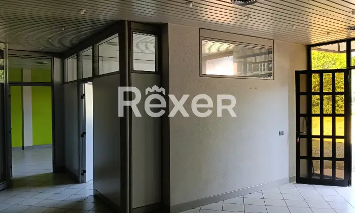 Rexer-Borgomanero-Ampio-locale-commerciale-con-box-auto-e-corte-privata-nel-cuore-di-Borgomanero-Altro