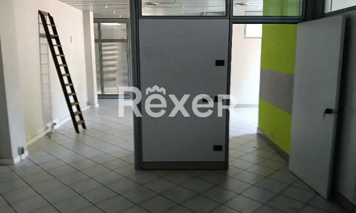 Rexer-Borgomanero-Ampio-locale-commerciale-con-box-auto-e-corte-privata-nel-cuore-di-Borgomanero-Altro