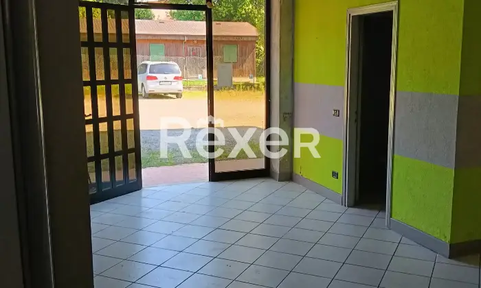 Rexer-Borgomanero-Ampio-locale-commerciale-con-box-auto-e-corte-privata-nel-cuore-di-Borgomanero-Altro