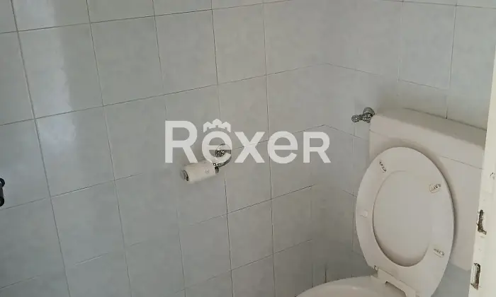 Rexer-Borgomanero-Ampio-locale-commerciale-con-box-auto-e-corte-privata-nel-cuore-di-Borgomanero-Altro