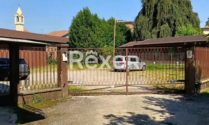 Rexer-Borgomanero-Ampio-locale-commerciale-con-box-auto-e-corte-privata-nel-cuore-di-Borgomanero-Altro