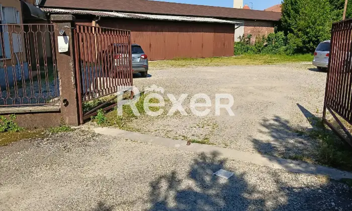 Rexer-Borgomanero-Ampio-locale-commerciale-con-box-auto-e-corte-privata-nel-cuore-di-Borgomanero-Altro