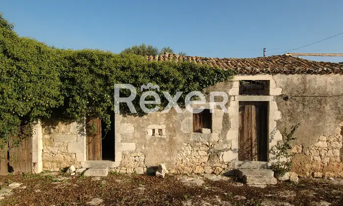 Rexer-Modica-Complesso-rurale-da-ristrutturare-nel-Val-di-Noto-Cortile