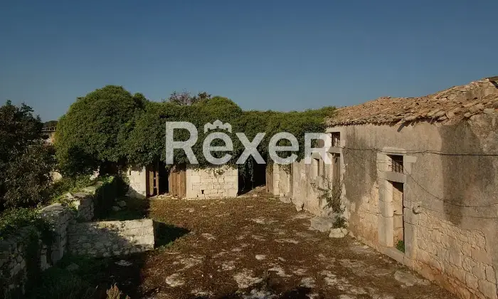 Rexer-Modica-Complesso-rurale-da-ristrutturare-nel-Val-di-Noto-Cortile