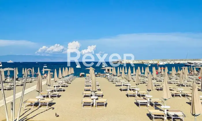 Rexer-Giardini-Naxos-Stabile-indipendente-con-spazi-esterni-esclusivi-nel-centro-di-Giardini-Naxos-Altro