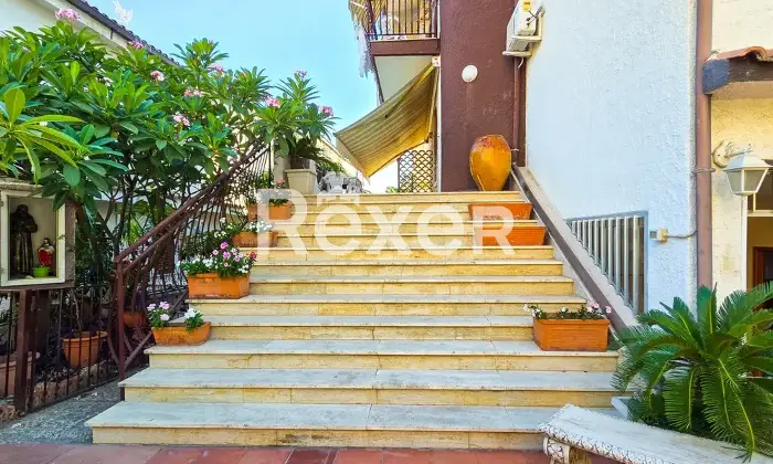 Rexer-Giardini-Naxos-Stabile-indipendente-con-spazi-esterni-esclusivi-nel-centro-di-Giardini-Naxos-Altro