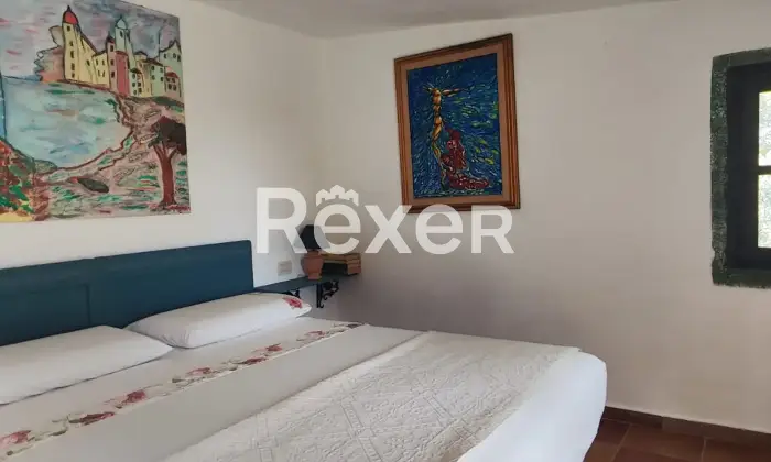 Rexer-Quartu-SantElena-E-S-S-E-N-Z-A-CASA-e-giardino-Camera-da-letto-matrimoniale