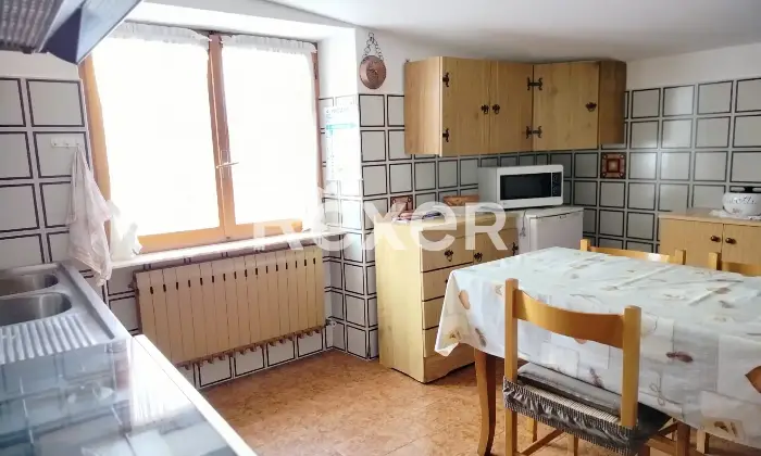 Rexer-Gandino-Vendesi-ampio-immobile-su-due-livelli-Cucina
