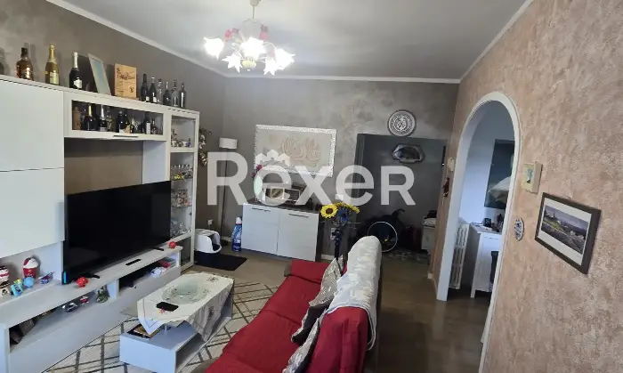 Rexer-Cavriglia-Il-tuo-rifugio-moderno-vista-lago-alle-porte-del-Chianti-Salone