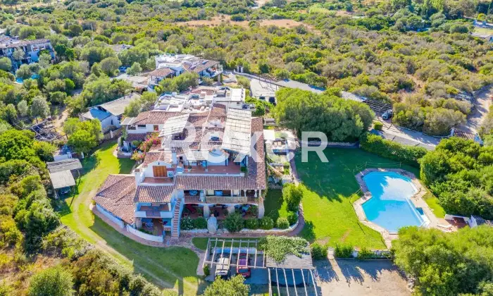 Rexer-Olbia-Attico-vista-mare-in-piccolo-borgo-con-piscina-Terrazzo