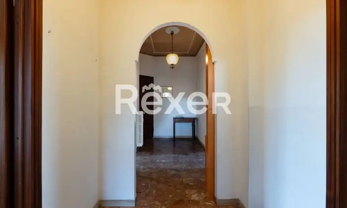 Rexer-Scandicci-Luminoso-vani-oltre-balcone-su-i-tre-lati-e-box-auto-Altro