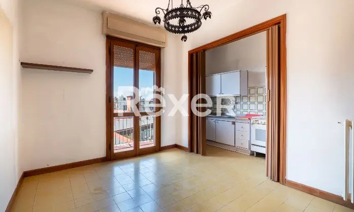 Rexer-Scandicci-Luminoso-vani-oltre-balcone-su-i-tre-lati-e-box-auto-Altro
