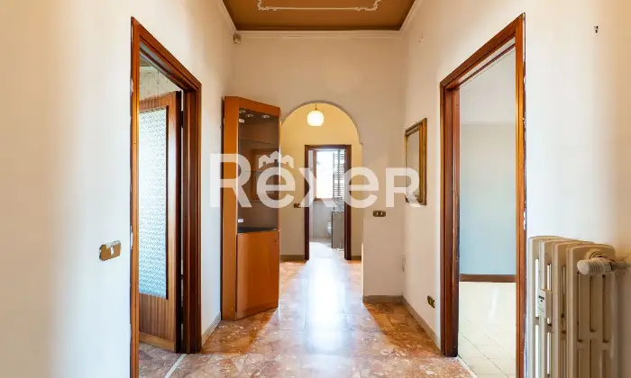 Rexer-Scandicci-Luminoso-vani-oltre-balcone-su-i-tre-lati-e-box-auto-Altro