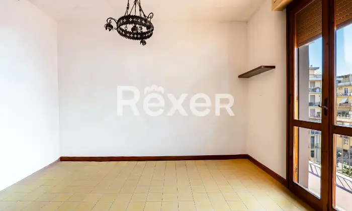 Rexer-Scandicci-Luminoso-vani-oltre-balcone-su-i-tre-lati-e-box-auto-Altro
