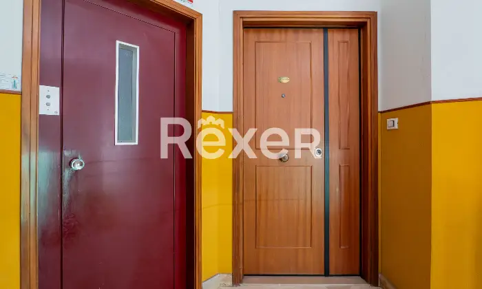 Rexer-Scandicci-Luminoso-vani-oltre-balcone-su-i-tre-lati-e-box-auto-Altro
