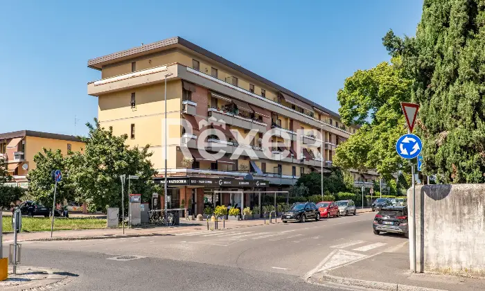 Rexer-Scandicci-Luminoso-vani-oltre-balcone-su-i-tre-lati-e-box-auto-Altro