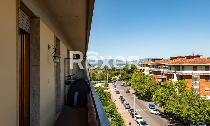 Rexer-Scandicci-Luminoso-vani-oltre-balcone-su-i-tre-lati-e-box-auto-Altro
