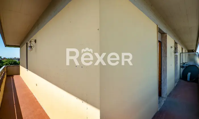Rexer-Scandicci-Luminoso-vani-oltre-balcone-su-i-tre-lati-e-box-auto-Altro