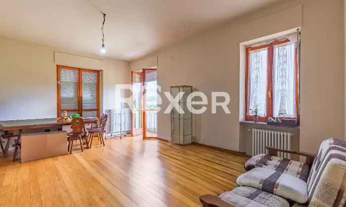 Rexer-Diano-dAlba-Casa-indipendente-con-ampio-giardino-e-autorimesse-Altro