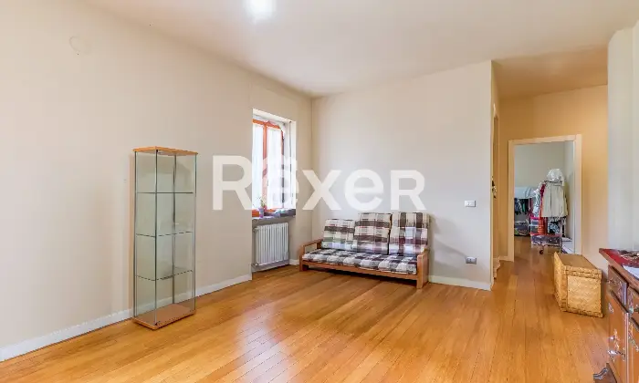 Rexer-Diano-dAlba-Casa-indipendente-con-ampio-giardino-e-autorimesse-Altro