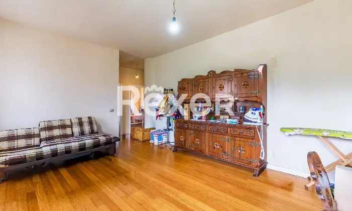 Rexer-Diano-dAlba-Casa-indipendente-con-ampio-giardino-e-autorimesse-Altro